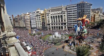 Decenas de miles de personas se congregaron ayer en la plaza del Ayuntamiento de Valencia para asistir a la &#039;masclet&agrave;&#039;.