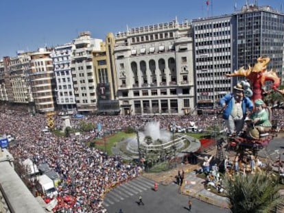 Decenas de miles de personas se congregaron ayer en la plaza del Ayuntamiento de Valencia para asistir a la &#039;masclet&agrave;&#039;.