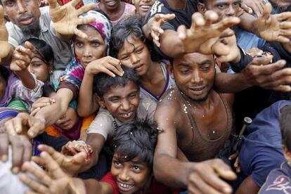 Un grupo de ciudadanos de la región de Rohingya de Myanmar espera la ayuda en el campo de refugiados de Kutupalong (Bangladés).