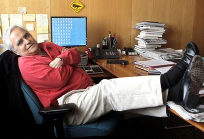 Juan Cruz posa en su despacho en la redacción de EL PAÍS en Madrid.