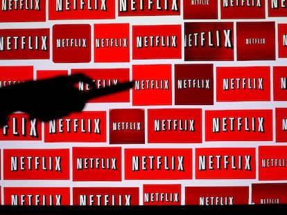 Diferentes versiones del logo de Netflix en una imagen tomada en Encinitas (California) en 2014.