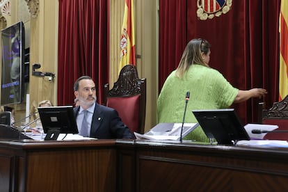 El presidente del Parlament, Gabriel Le Senne, y la vicepresidenta segunda de la Mesa, Mercedes Garrido, durante la sesión plenaria de este martes. 