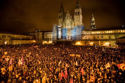 Cabecera de la manifestación por las calles de Santiago de Compostela, durante el Día Internacional de la Mujer, 8-M, dentro de la movilización feminista global.