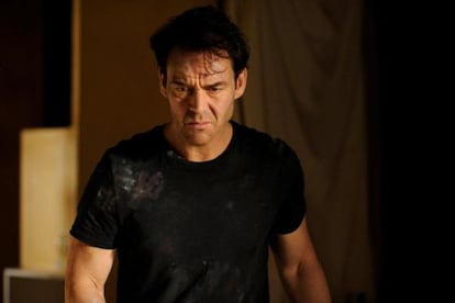 El actor neozelandés Marton Csokas interpreta al detective sevillano Falcón.