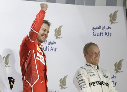 Sebastian Vettel celebra su victoria ante la presencia de Bottas.