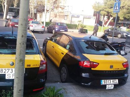 Dos taxis aquest dimecres amb vidres trencats.