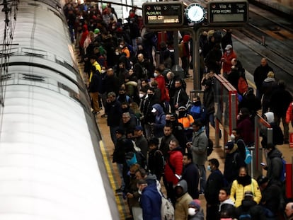 Decenas de usuarios se disponen a coger un tren de cercanías a primera hora en la estación de Atocha (Madrid), el pasado 10 de noviembre.