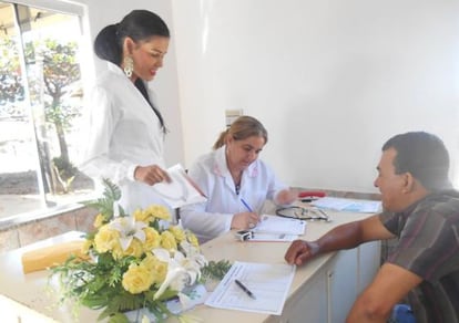 A doutora Nancy (à direita) no consultório de Guaraíta (Goiás). 