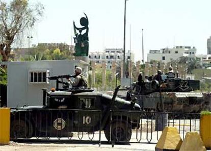 En la imagen, soldados estadounidenses patrullan la plaza de Bagdad donde hace un año los iraquíes destruyeron la estatua de Sadam Husein.