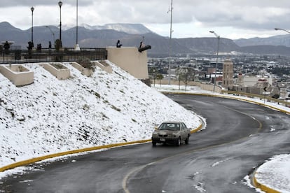 Una avenida cubierta de nieve en Saltillo (Coahuila), uno de los Estados que más se ha visto afectado por la nevada.