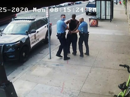 Los agentes Thomas Lane (izquierda) y J. Alexander Kueng sujetan a Floyd tras ser detenido, el 25 de mayo de 2020 en Minneapolis, en una captura de vídeo.