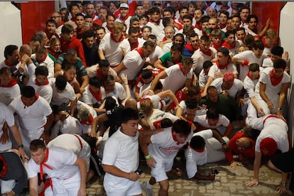 Varios corredores se amontonan en el acceso a la plaza de Toros.