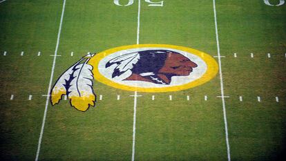 El logotipo de los Redskins de Washington en el estadio de Landover, en Maryland.