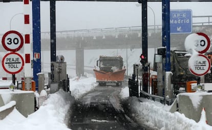 Una máquina quitanieves despeja el peaje de la autopista AP-6 en Villacastín (Segovia) el pasado enero.