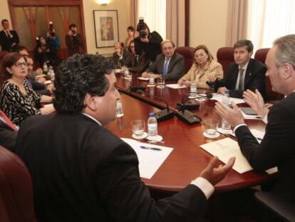 Alberto Fabra reunido con empresarios antes de comparecer para informar sobre la concesi&oacute;n del aeropuerto. 