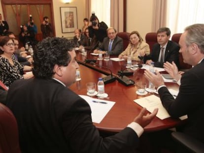 Alberto Fabra reunido con empresarios antes de comparecer para informar sobre la concesión del aeropuerto.