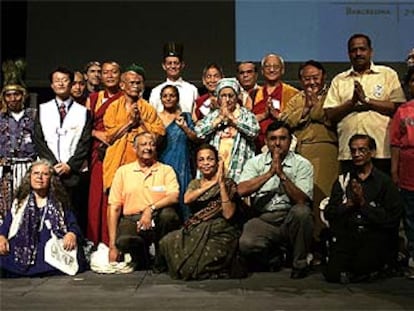 Líderes espirituales de todo el mundo reunidos tras la ceremonia inaugural del Parlamento de las Religiones.