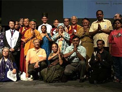 Líderes espirituales de todo el mundo reunidos tras la ceremonia inaugural del Parlamento de las Religiones.