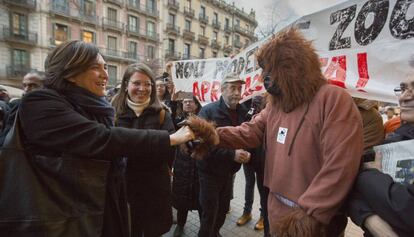 Colau saluda a trabajadores del Zoo que ayer protestaron antes de su conferencia anual.