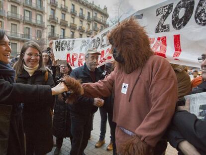 Colau saluda a trabajadores del Zoo que ayer protestaron antes de su conferencia anual.