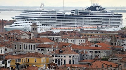 El crucero 'MSC Preziosa' en uno de los canales de Venecia.