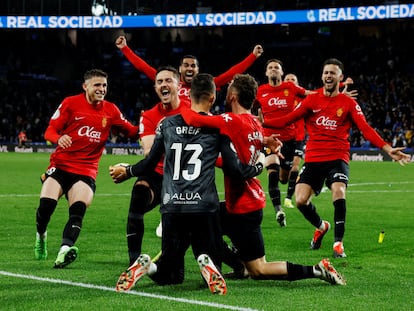 Dominik Greif, Sergi Darder y sus compañeros se abrazan tras ganar la tanda de penaltis que les lleva a la final de la Copa del Rey.