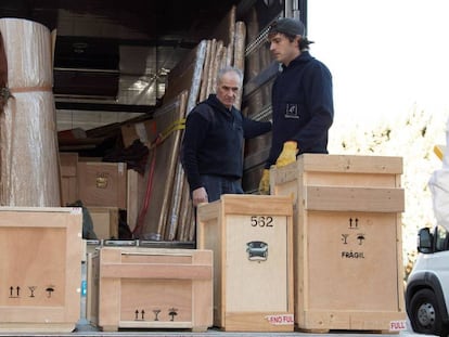 Momento de descarga de las obras procedentes del Museo de Lleida en el Monasterio de Villanueva de Sijena.