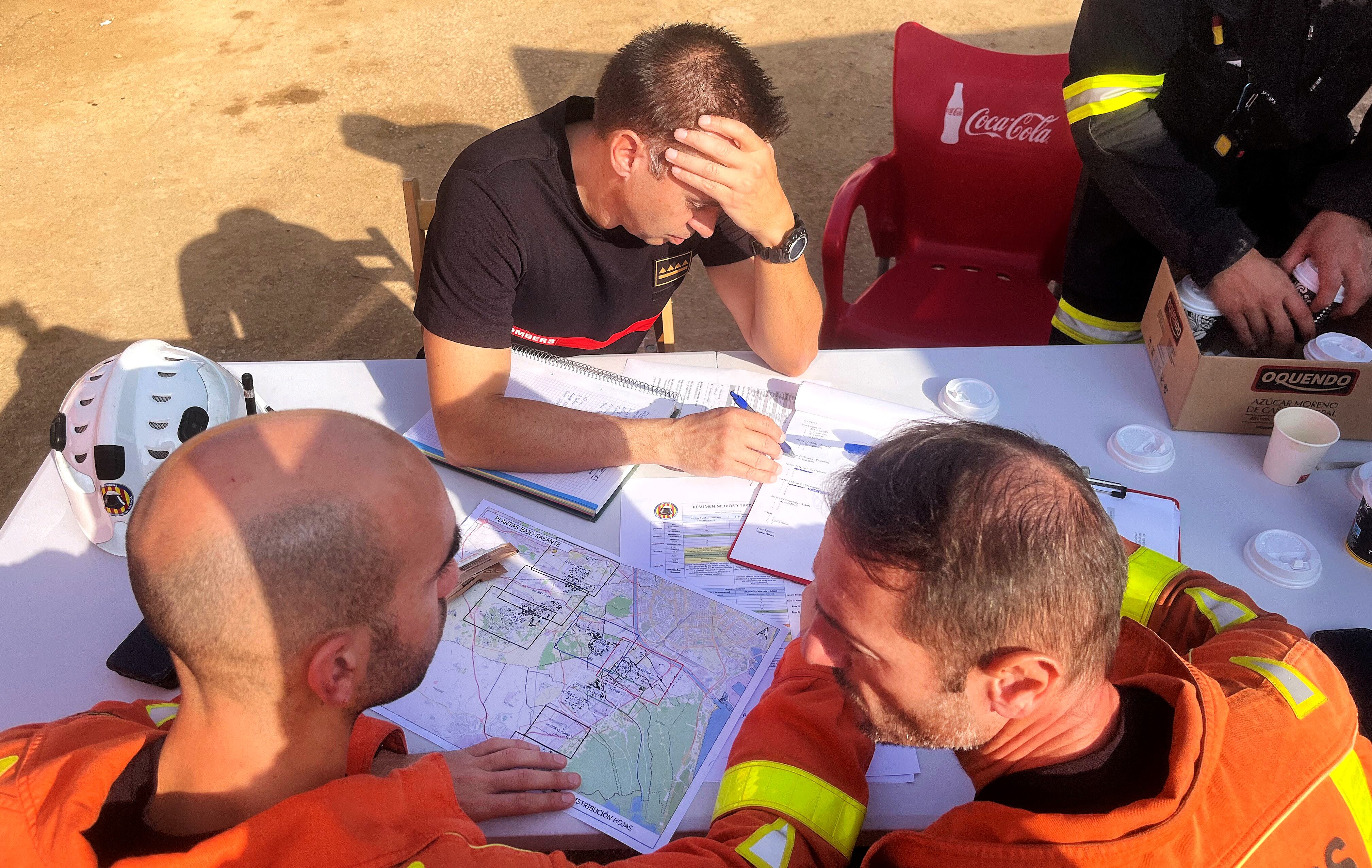 Un grupo de bomberos trabaja en el puesto de mando avanzado de Paiporta, donde se coordina a todos los actores involucrados en la emergencia.