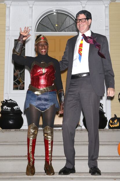 El alcalde de Nueva York Bill de Blasio, disfrazado de Clark Kent, y su esposa, Chirlane McCray, como Superwoman, en la fiesta de Halloween que hicieron en la mansión Gracie el pasado sábado.