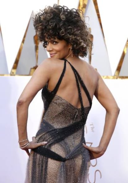 Halle Berry, vestida de Versace.