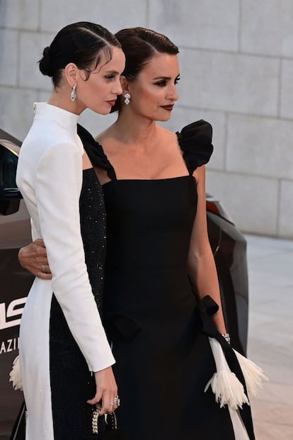 Las protagonistas de 'Madres paralelas', Milena Smit y Penélope Cruz, posan juntas en la alfombra roja del festival de cine de Venecia.