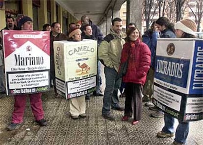 Miembros de IU-EB han salido a las calles de Bilbao vestidos como paquetes de tabaco para repartir propaganda.