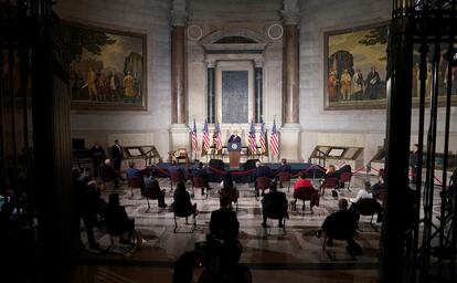 El presidente de Estados Unidos, Donald Trump, participa en la conferencia sobre Historia de Estados Unidos en la sala de las Cartas de la Libertad en el Museo de Archivos Nacionales en Washington. La Casa Blanca anunció que el presidente estadounidense finalmente no dará en persona su discurso ante la Asamblea General de la ONU, algo que le habría convertido en la excepción a la regla que siguen el resto de líderes mundiales, que han pregrabado sus alocuciones debido a la pandemia.