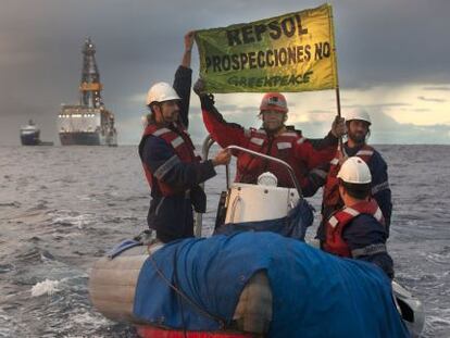 Un grupo de activistas frente al buque &#039;Rowan Renaissance&#039;.