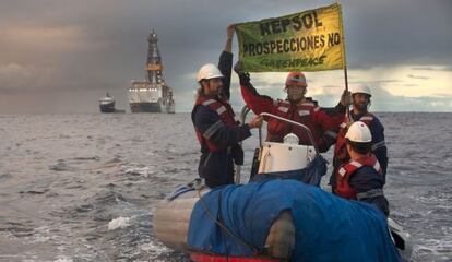 Un grupo de activistas frente al buque &#039;Rowan Renaissance&#039;.