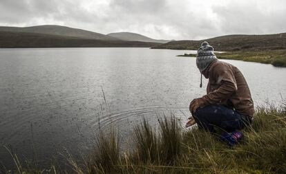 Bolívar Quezada toma agua de una de las lagunas de Quimsacocha.