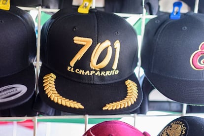 Gorras a la venta en Culiacán, México con el número 701, que fue el que la revista Forbes le asignó a 'El Chapo' en la lista de los hombres más ricos del mundo.