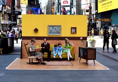 Actores en la instalación del artista Justin Bettman que forma parte de un proyecto interactivo de fotografía al aire libre en la neoyorquina Time Square.