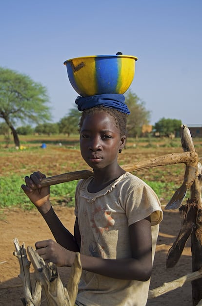 Por volta de 7h, grande parte da família se dirige para a lavoura, onde o principal cultivo é o milhete, junto com algumas poucas hortaliças adicionais. Namentenga é uma região árida, onde a agricultura é limitada à temporada chuvosa. Sobretudo nas férias escolares, são as meninas que, junto com suas mães, fazem o trabalho agrícola, lavrando a terra. Por volta de 12h, o almoço é servido para toda a família, na própria roça. A carne é consumida com pouca frequência, quase que unicamente em ocasiões especiais, como as festas religiosas.