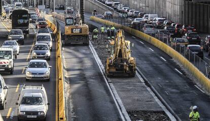Obres i la vaga de metro col·lapsen la ronda de Dalt.