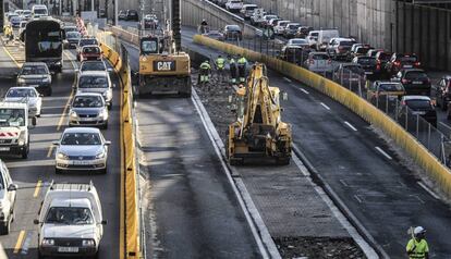 Obres i la vaga de metro col&middot;lapsen la ronda de Dalt. 