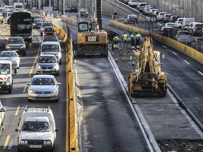 Obres i la vaga de metro col&middot;lapsen la ronda de Dalt. 