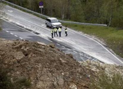 Operarios y técnicos del servicio de conservación de carreteras observan la magnitud de un desprendimiento en la N-121-A en las proximidades de los túneles de Belate, en Navarra. EFE/Archivo