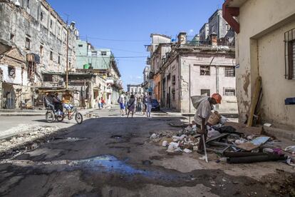 El barrio de Centro Habana es uno de los más pintorescos, densamente poblados y deteriorados de la capital cubana con edificios coloniales ya inhabitables y en continuo peligro de derrumbe.