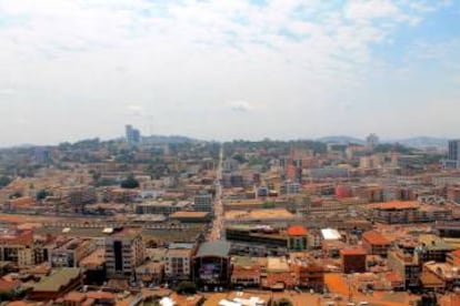 Arriba, una de las calles del centro de Kampala, donde las personas con menos recursos están siendo expulsadas de sus viviendas. Abajo, vista de Kampala desde la mezquita nacional, en pleno centro de la ciudad.