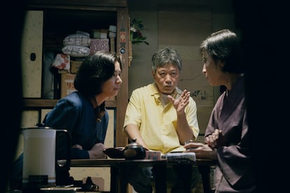 Hirokazu Kore-eda (centro) dirige a Machiko Ono (izquierda) y Rie Miyazawa en 'Asura', en una imagen cedida por Netflix.