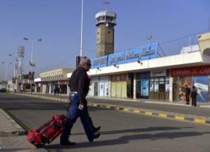 Un turista llega al Aeropuerto Internacional de Saná. EFE/Archivo