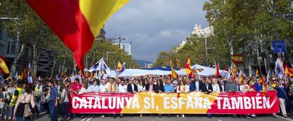 Cabecera de la manifestación este mediodía en Barcelona bajo el lema "Cataluña sí, España también", convocada por Societat Civil Catalana.