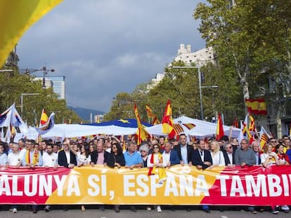 Cabecera de la manifestación este mediodía en Barcelona bajo el lema "Cataluña sí, España también", convocada por Societat Civil Catalana.