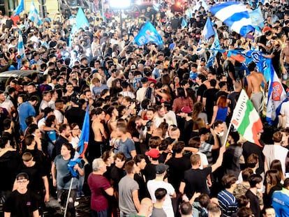 Aficionados del Nápoles celebran un título de su equipo el 18 de junio.